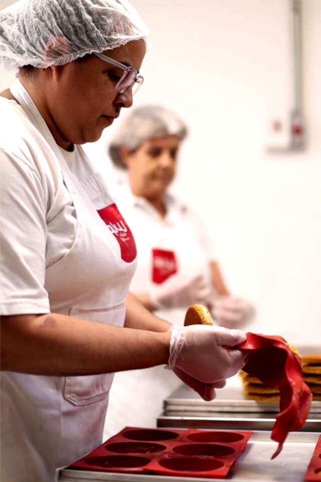 Foto de colaboradores da WUP trabalhando na cozinha